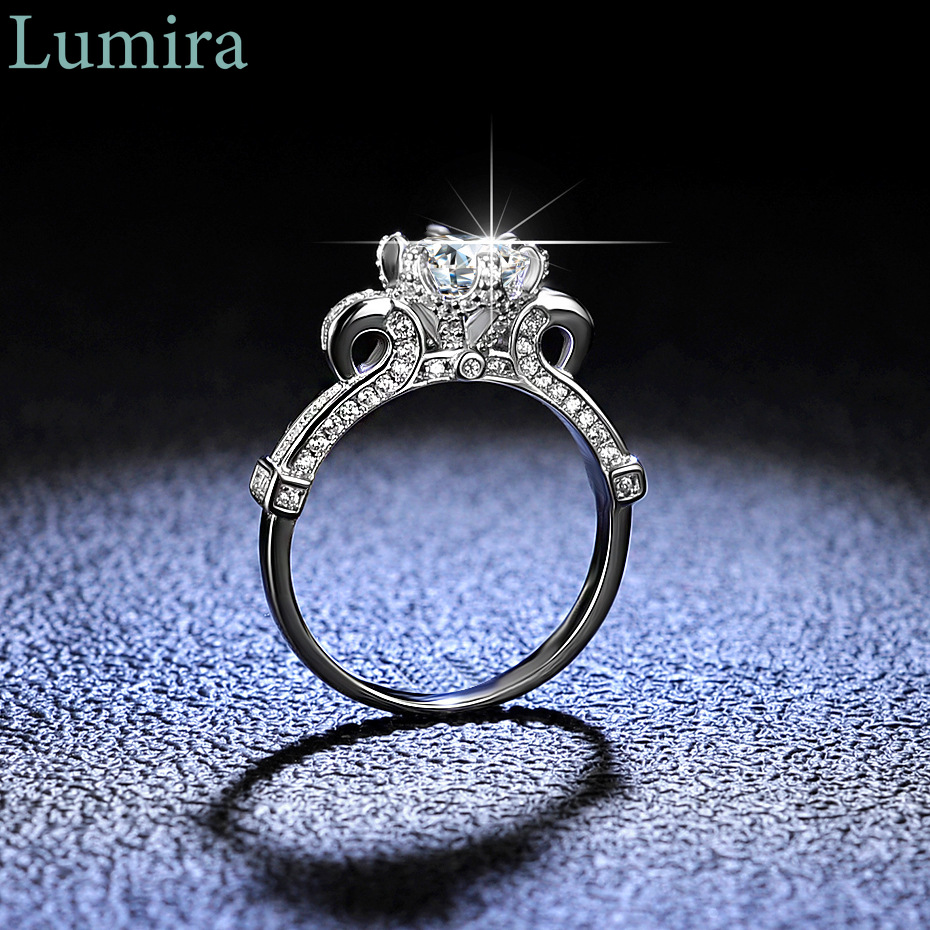Moissanite Engagement Ring 1 Carat - Lumira Klassischer sechszinkeniger 1-Karat-Moissanit-Blumenring für Damen,